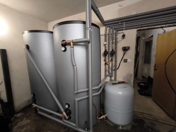 Instalace akumulačních nádrží a rozvodů vytápění