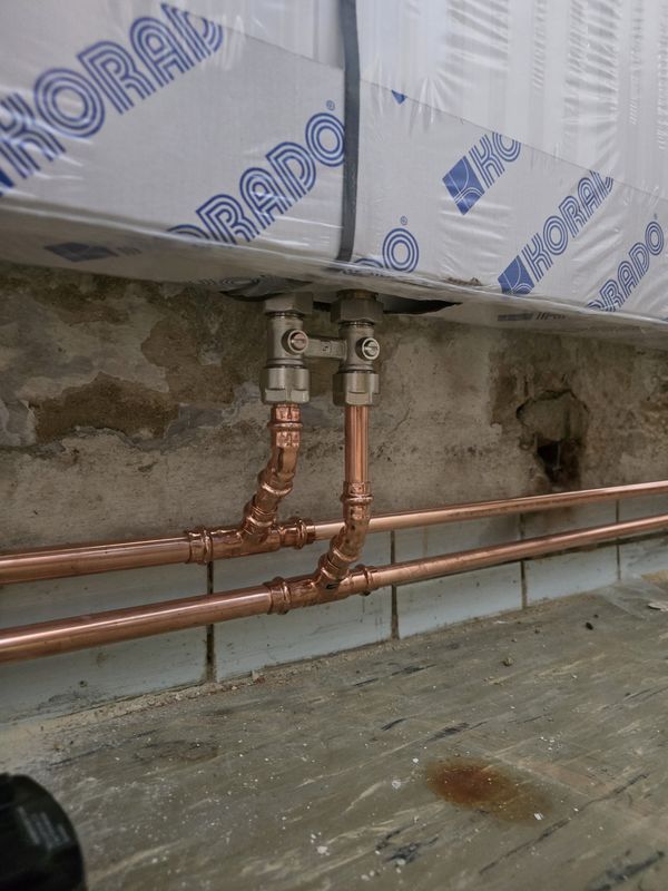 Detail měděné hydrauliky u radiátoru