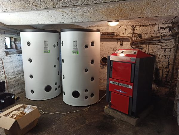 Nový kotel na pevná paliva Atmos s akumulačními nádržemi Reflex