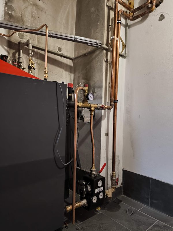 Zapojení hydrauliky v mědi s důrazem na detail a funkčnost systému